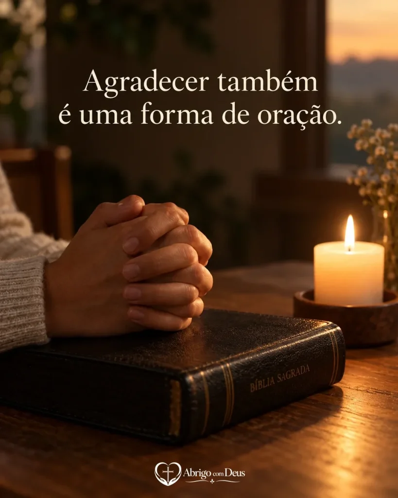 Cartão com mãos em oração sobre uma Bíblia ao lado de uma vela e a frase “Agradecer também é uma forma de oração.”