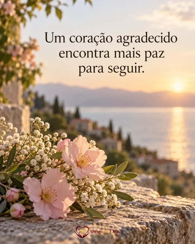 Cartão com flores rosadas diante de uma paisagem costeira ao pôr do sol e a frase “Um coração agradecido encontra mais paz para seguir.”