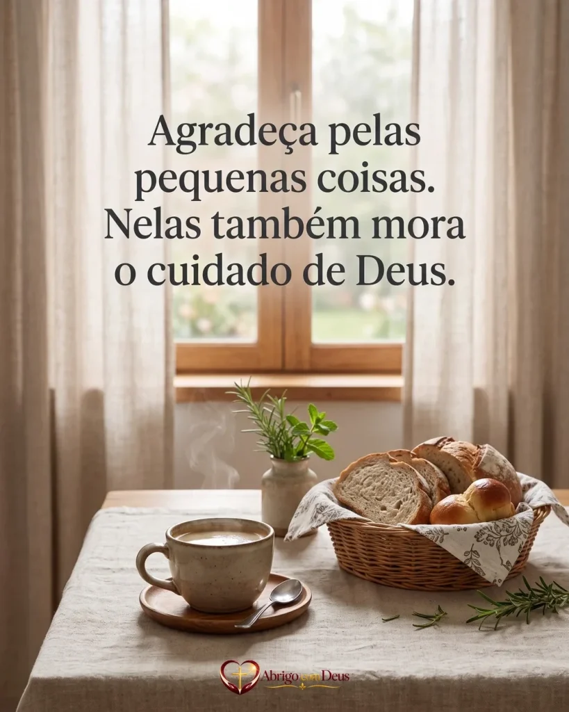 Cartão com xícara, cesta de pães e ervas sobre uma mesa e a frase “Agradeça pelas pequenas coisas. Nelas também mora o cuidado de Deus.”