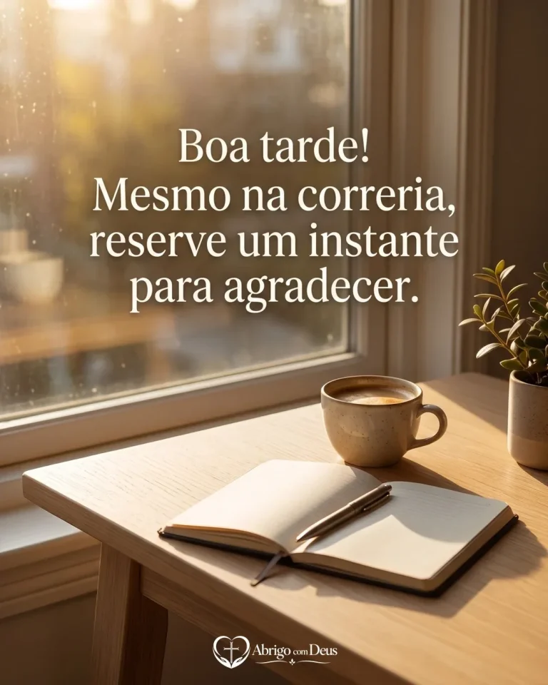 Cartão de boa tarde com café e caderno junto à janela e a frase “Boa tarde! Mesmo na correria, reserve um instante para agradecer.”