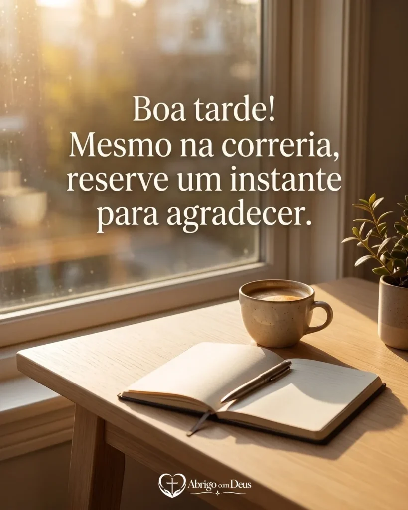 Cartão de boa tarde com café e caderno junto à janela e a frase “Boa tarde! Mesmo na correria, reserve um instante para agradecer.”