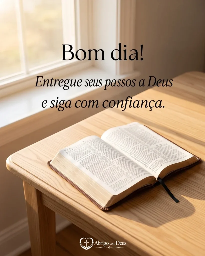 Cartão de bom dia com Bíblia aberta sobre uma mesa iluminada pela manhã e a frase “Bom dia! Entregue seus passos a Deus e siga com confiança.”