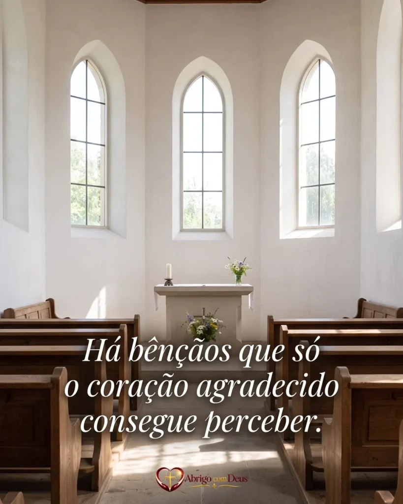 Cartão com interior de igreja clara e a frase “Há bênçãos que só o coração agradecido consegue perceber.”