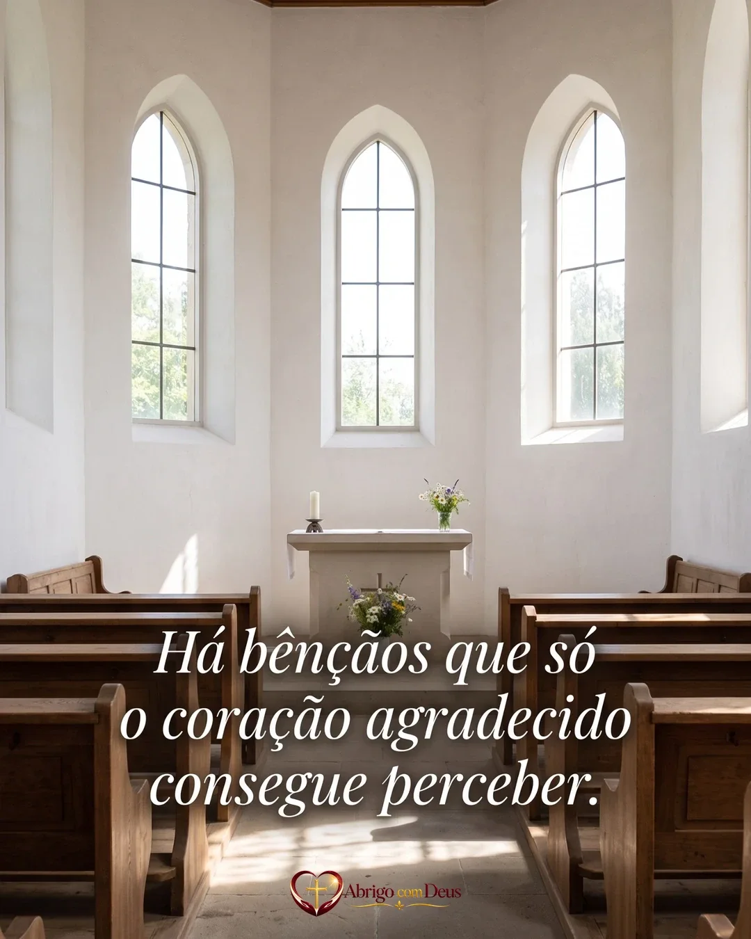 Cartão com interior de igreja clara e a frase “Há bênçãos que só o coração agradecido consegue perceber.”