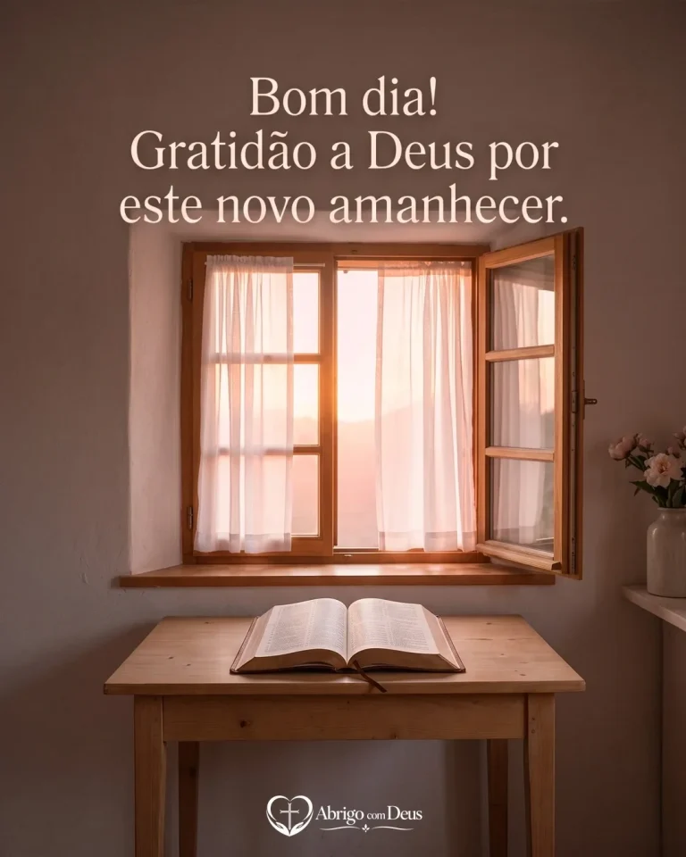 Cartão de bom dia com janela aberta ao amanhecer e Bíblia sobre uma mesa e a frase “Bom dia! Gratidão a Deus por este novo amanhecer.”