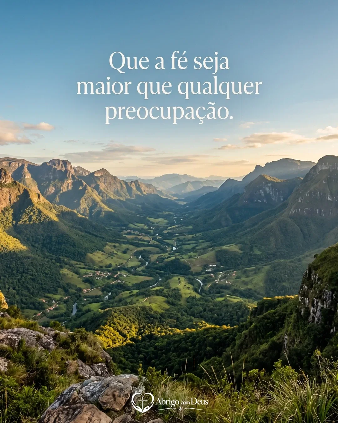 Cartão com vista de vale entre montanhas e a frase “Que a fé seja maior que qualquer preocupação.”