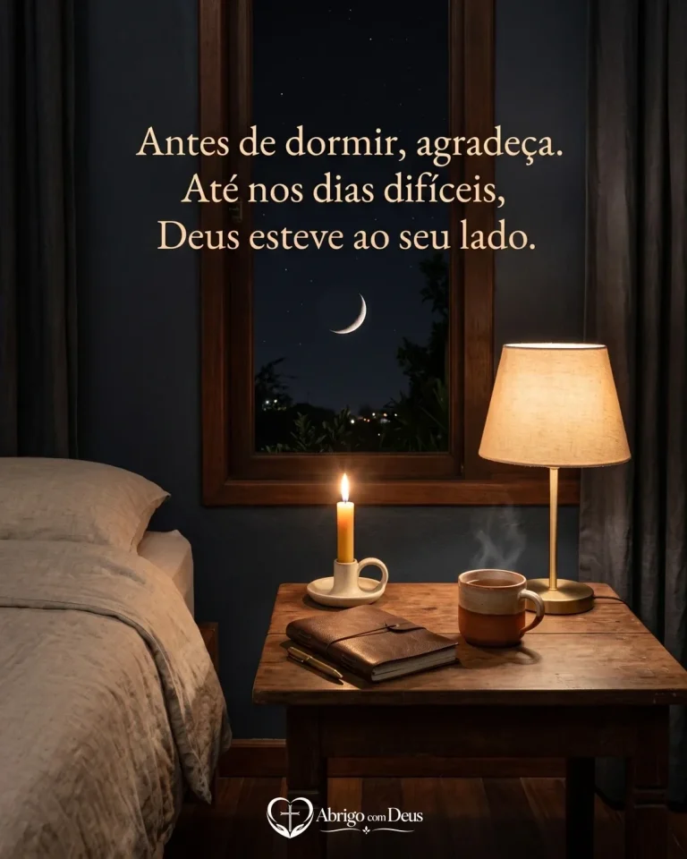 Cartão de boa noite com vela e caderno em mesa de cabeceira e a frase “Antes de dormir, agradeça. Até nos dias difíceis, Deus esteve ao seu lado.”