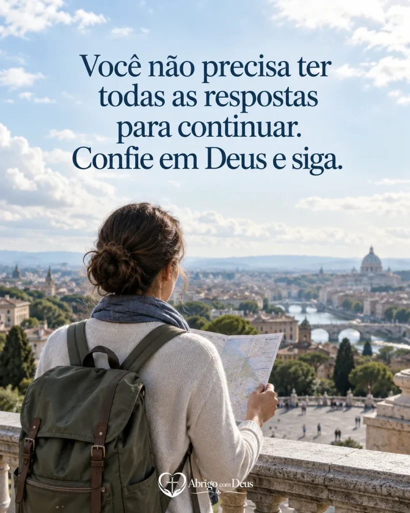 Cartão de animar alguém com mulher com mochila e mapa observando uma cidade e a mensagem “Você não precisa ter todas as respostas para continuar. Confie em Deus e siga.”