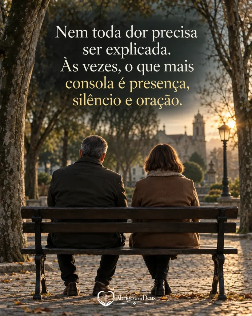 Cartão de consolar com duas pessoas sentadas em banco de parque e a mensagem “Nem toda dor precisa ser explicada. Às vezes, o que mais consola é presença, silêncio e oração.”