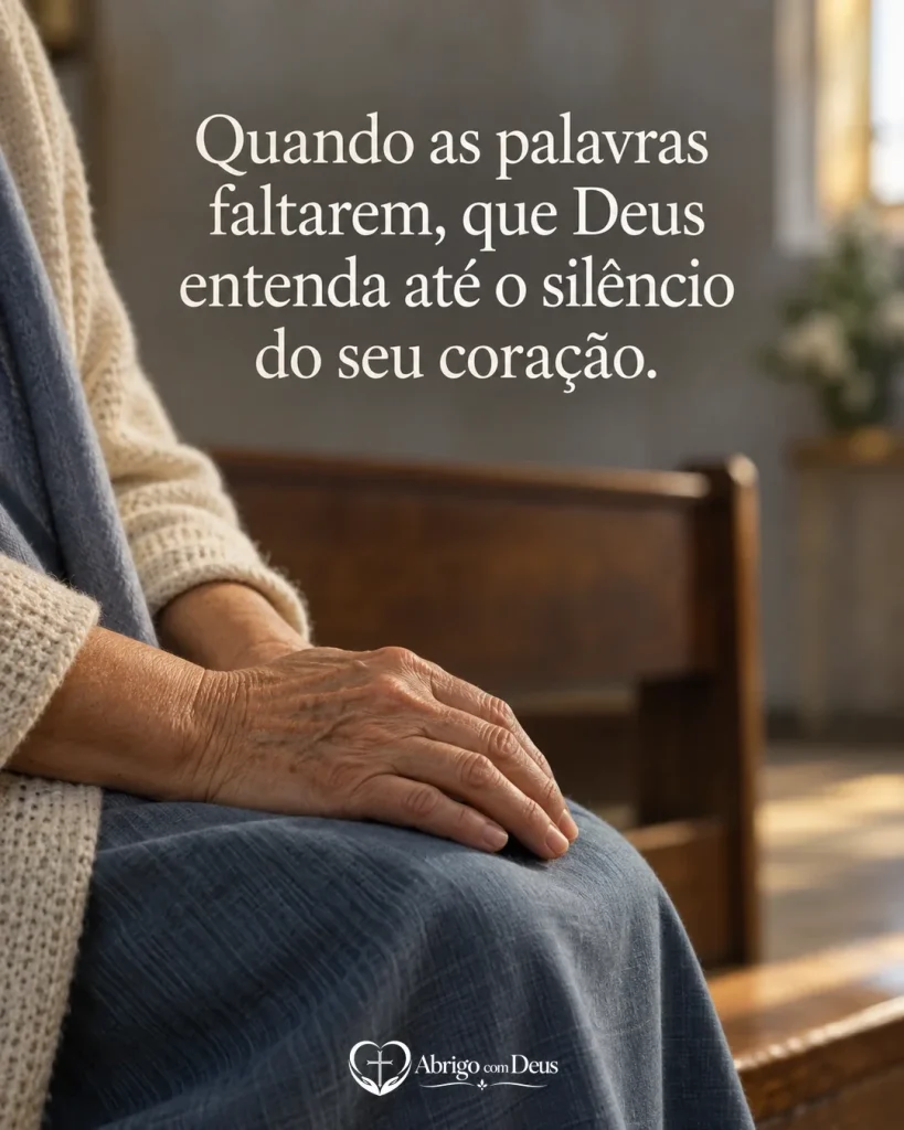Cartão de consolar com mão de pessoa idosa repousando sobre o colo e a mensagem “Quando as palavras faltarem, que Deus entenda até o silêncio do seu coração.”