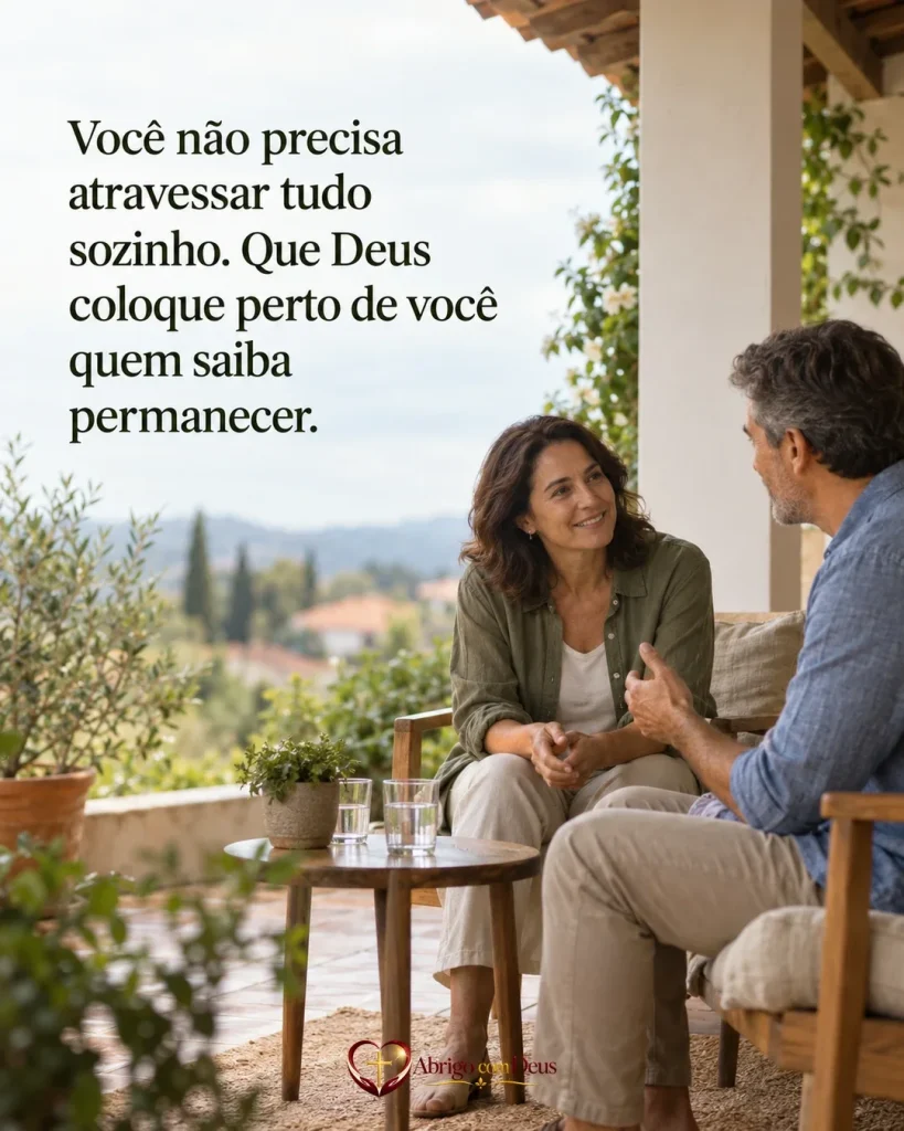 Cartão de consolar com duas pessoas conversando em uma varanda e a mensagem “Você não precisa atravessar tudo sozinho. Que Deus coloque perto de você quem saiba permanecer.”