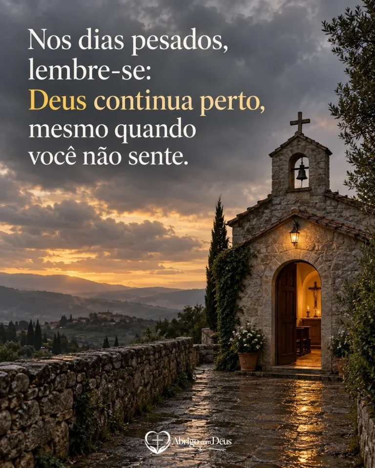 Cartão de consolar com pequena capela de pedra ao entardecer e a mensagem “Nos dias pesados, lembre-se: Deus continua perto, mesmo quando você não sente.”