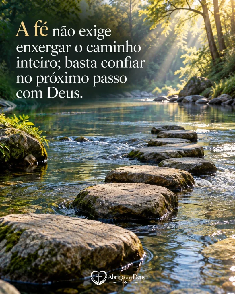 Cartão de mensagem de fé com pedras formando passagem sobre um riacho e a mensagem “A fé não exige enxergar o caminho inteiro; basta confiar no próximo passo com Deus.”