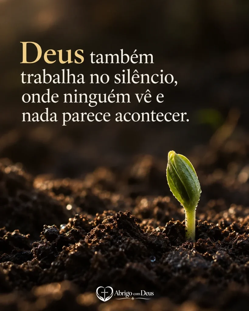 Cartão de mensagem de fé com pequeno broto surgindo da terra escura e a mensagem “Deus também trabalha no silêncio, onde ninguém vê e nada parece acontecer.”