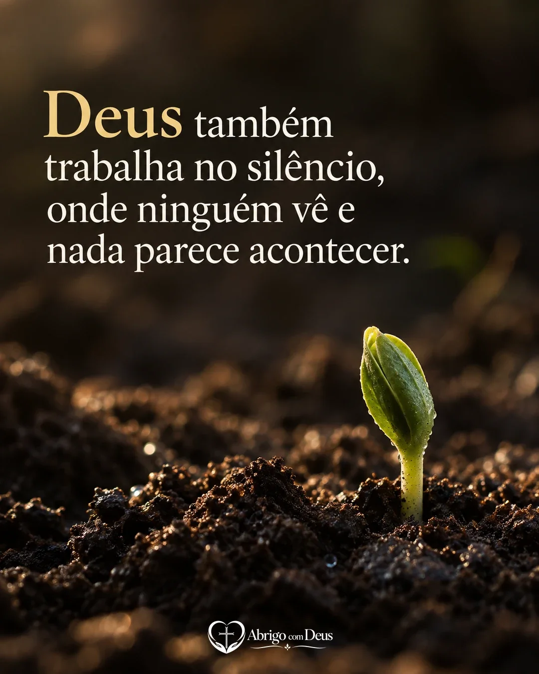 Cartão de mensagem de fé com pequeno broto surgindo da terra escura e a mensagem “Deus também trabalha no silêncio, onde ninguém vê e nada parece acontecer.”