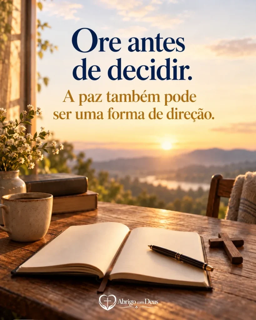 Cartão de mensagem de fé com caderno aberto com caneta e pequena cruz e a mensagem “Ore antes de decidir. A paz também pode ser uma forma de direção.”