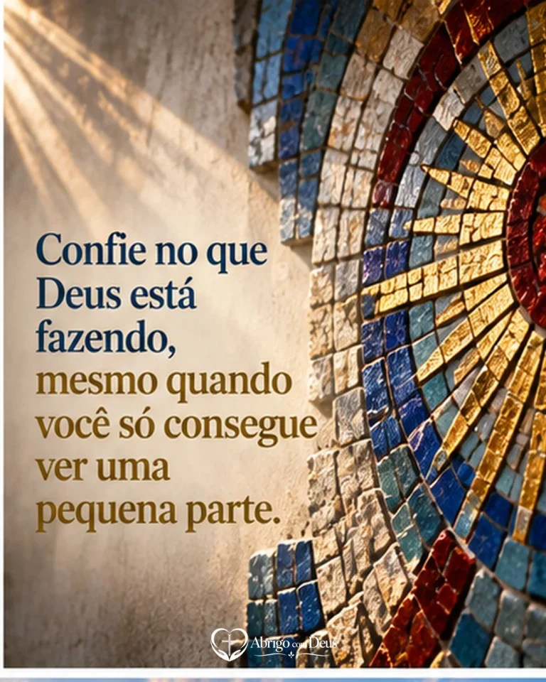 Cartão de mensagem de fé com detalhe de mosaico colorido iluminado e a mensagem “Confie no que Deus está fazendo, mesmo quando você só consegue ver uma pequena parte.”