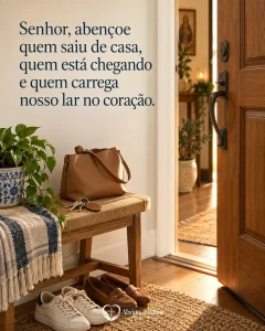 Cartão de família com porta de casa aberta com bolsa, chaves e sapatos e a mensagem “Senhor, abençoe quem saiu de casa, quem está chegando e quem carrega nosso lar no coração.”