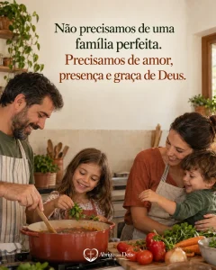 Cartão de família com família cozinhando junta e a mensagem “Não precisamos de uma família perfeita. Precisamos de amor, presença e graça de Deus.”