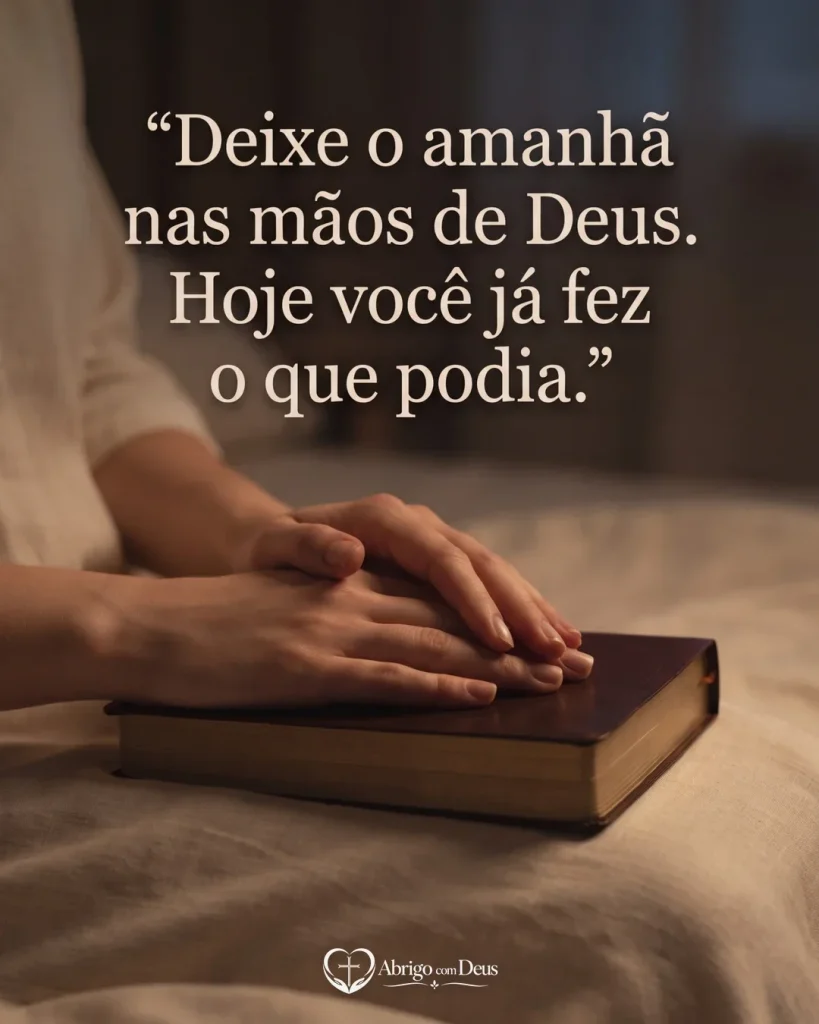 Cartão com mãos repousadas sobre uma Bíblia fechada em ambiente acolhedor e mensagem para deixar o amanhã nas mãos de Deus.
