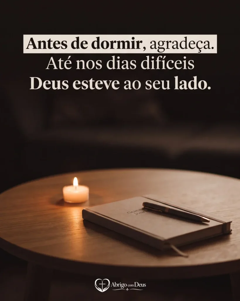 Cartão de boa noite com vela acesa e caderno sobre uma mesa de madeira e mensagem para agradecer antes de dormir.