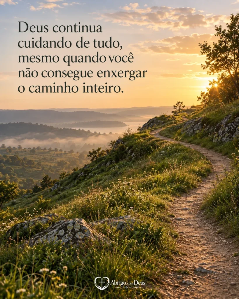 Cartão com trilha atravessando colinas ao pôr do sol e mensagem lembrando que Deus continua cuidando mesmo sem vermos o caminho inteiro.