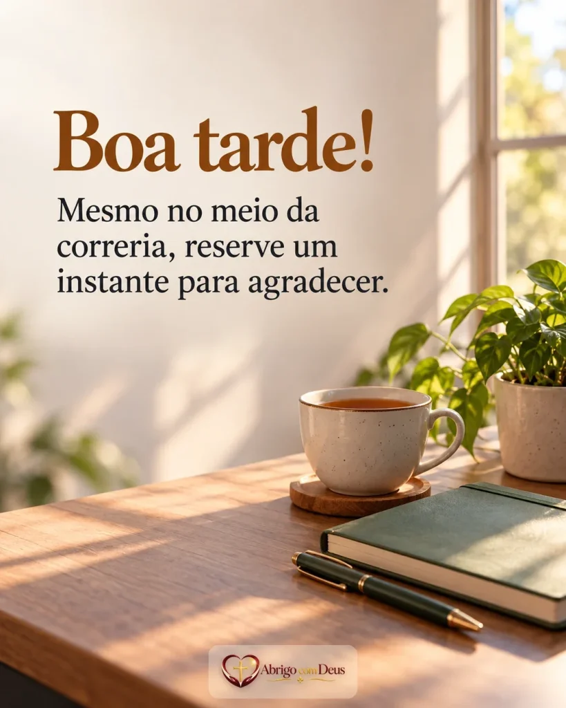 Cartão de boa tarde com xícara, caderno e caneta sobre mesa iluminada e mensagem para reservar um instante de gratidão.