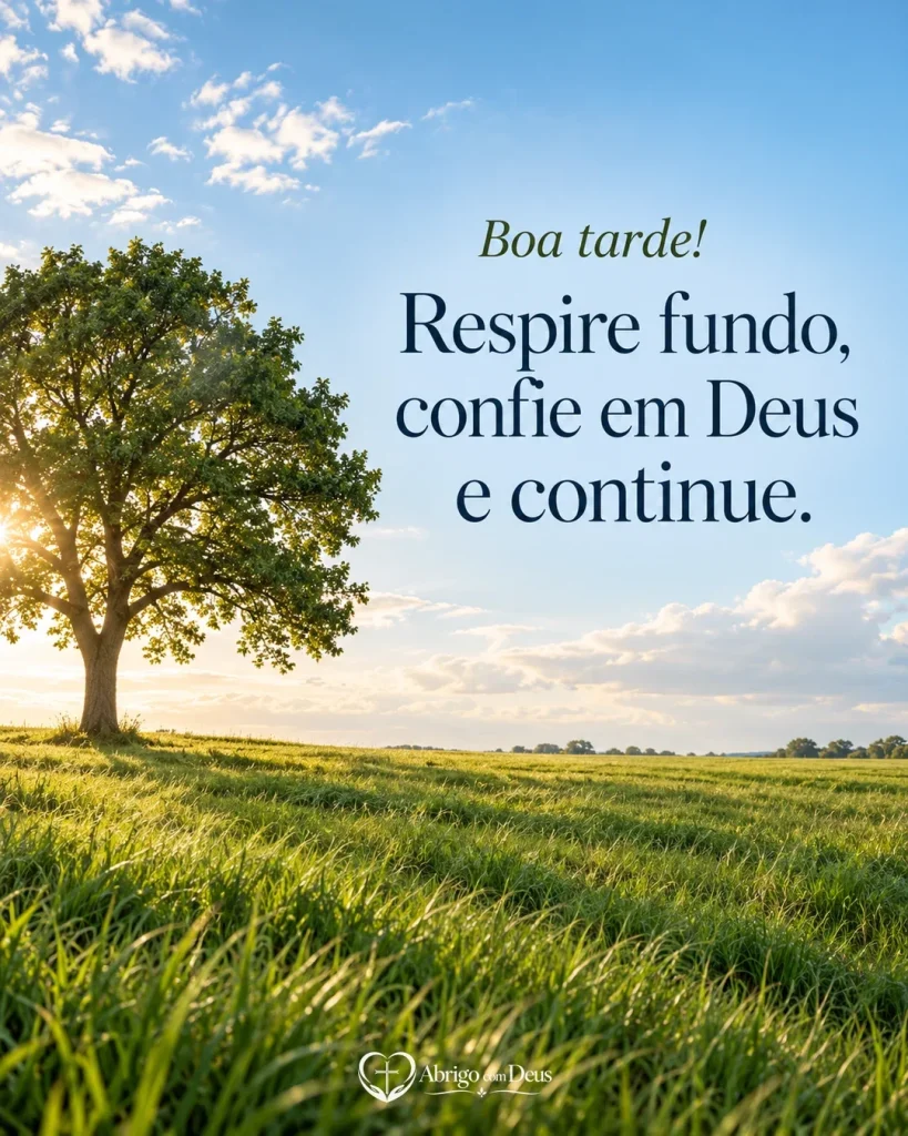 Cartão de boa tarde com árvore solitária em campo verde e céu azul e mensagem para respirar fundo, confiar em Deus e continuar.